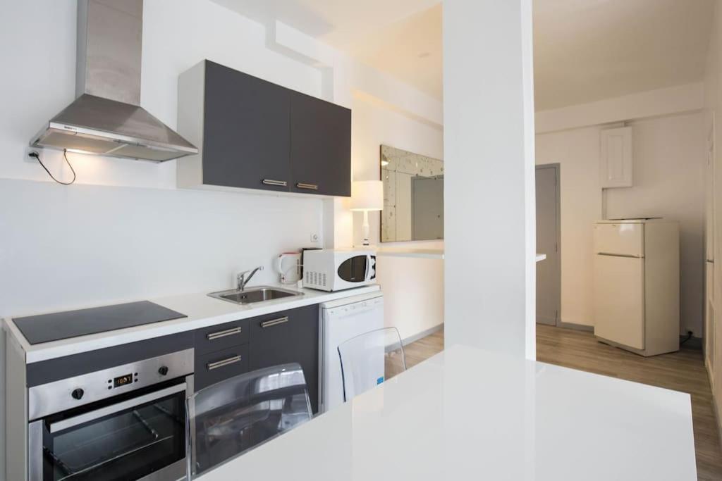 Balcony On The True Marseille Apartment Exterior photo